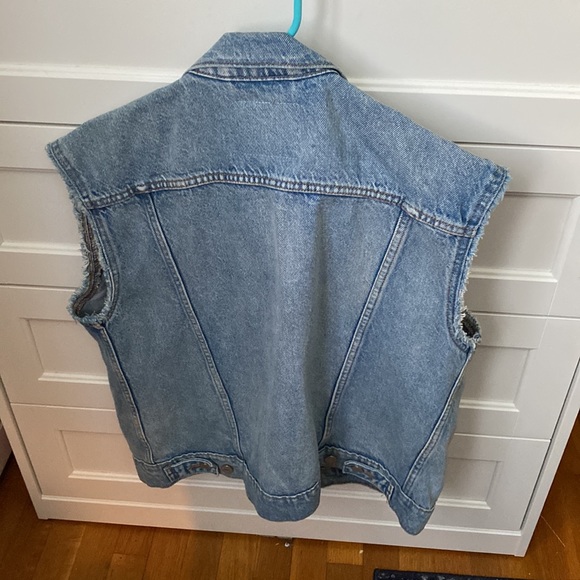 Levi Jeans Sleeveless Jacket - Picture 2 of 3